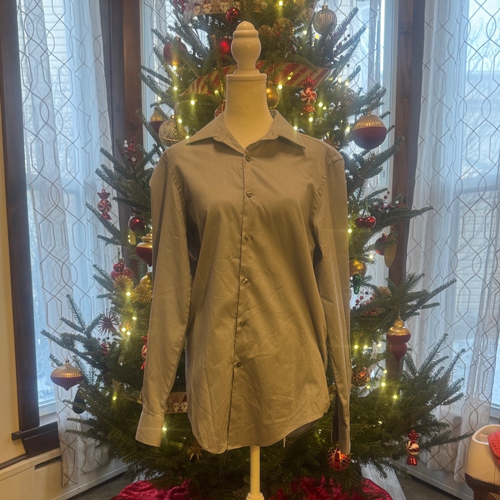 Van Heusen Men's Light Gray Button Down Shirt